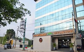 City Lake Hotel